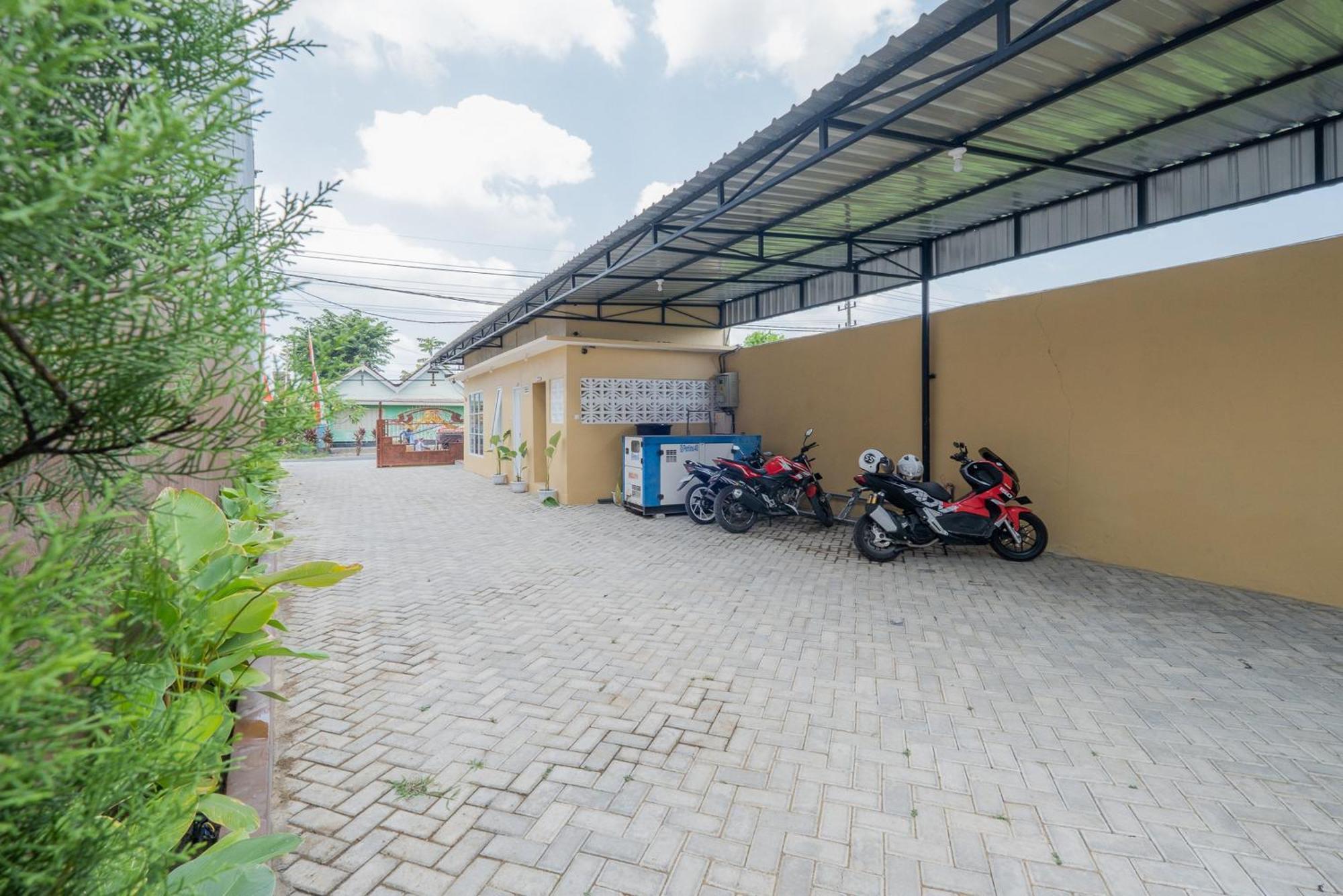 Reddoorz Syariah Near Rsud Dr Iskak Tulungagung Hotel Kedungwaru ภายนอก รูปภาพ